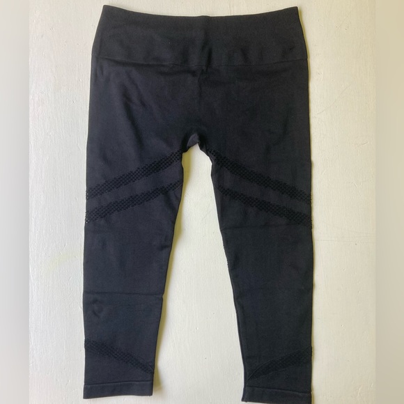 Black Electric Yoga size Large Capri Leggings - Picture 3 of 7